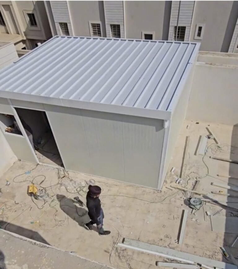 تصنيع ساندوتش بانل داخل الورشة – جودة عالية وسرعة في التنفيذ